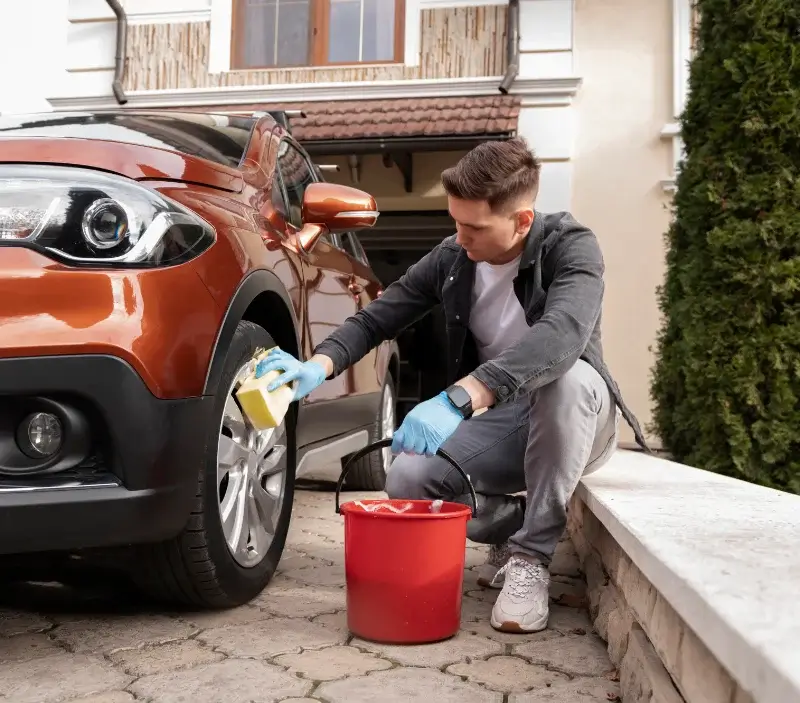 Lavage auto à domicile Rochepaule : professionnel intervenant sur un véhicule